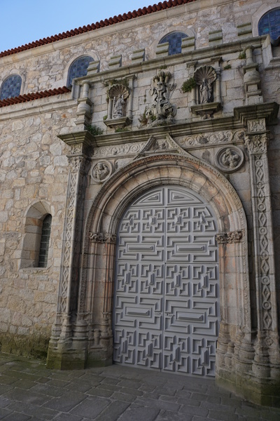 L'entrée de l'Igreja de Santa Clara, cachée au fond d'une place