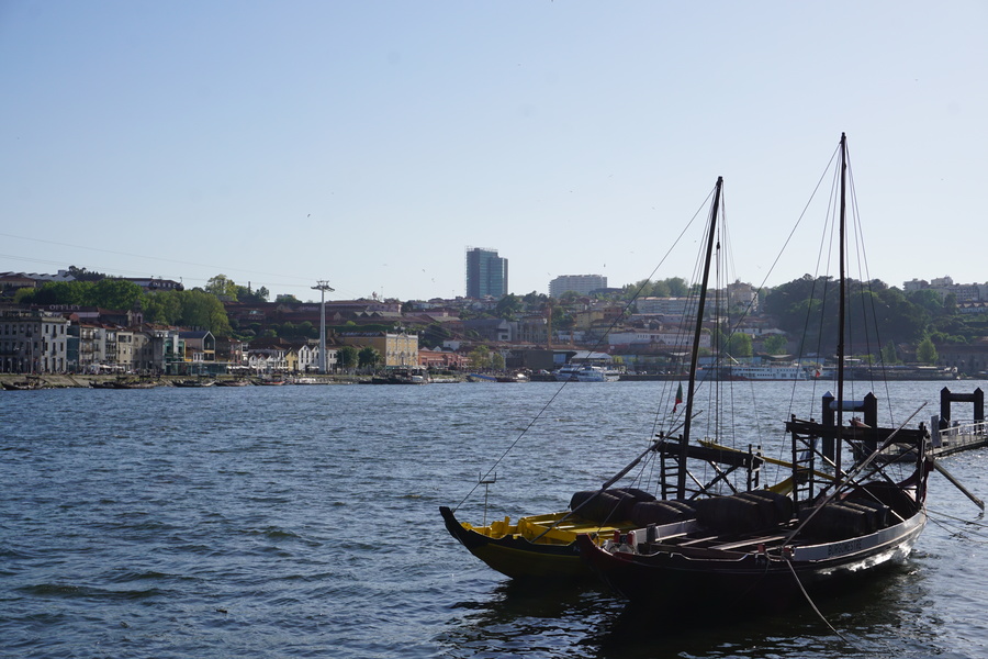 Les bateaux de transport du Porto et les caves