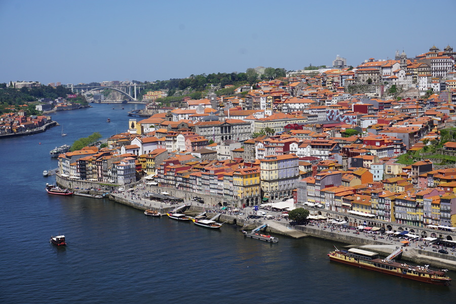 Vue sur Porto, le Douro et la promenade le long du Douro