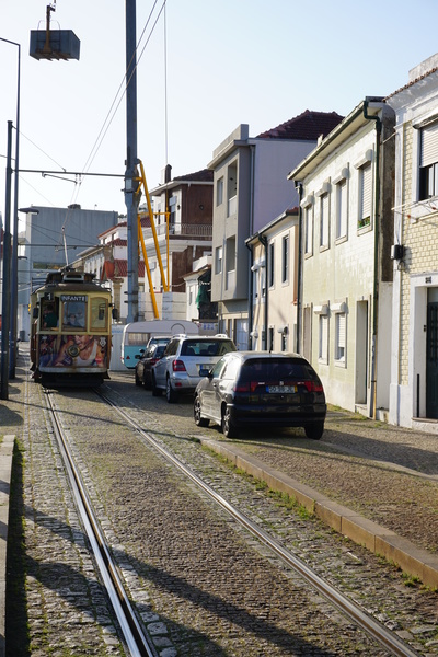 Le tramway pour Foz de Douro, qui zigzague entre les voitures en stationnement&nbsp;!