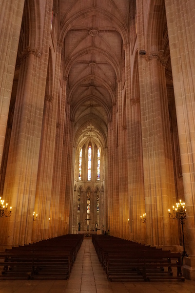 Forêt de piliers dans l'église du monastère de Batalha