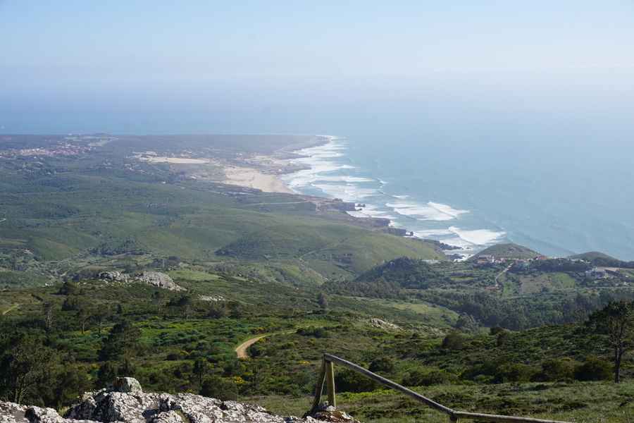 Vue sur la côte depuis le sanctuaire de Peninha