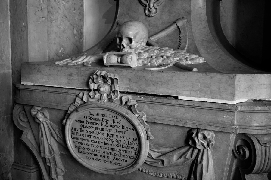 Des tombeaux…