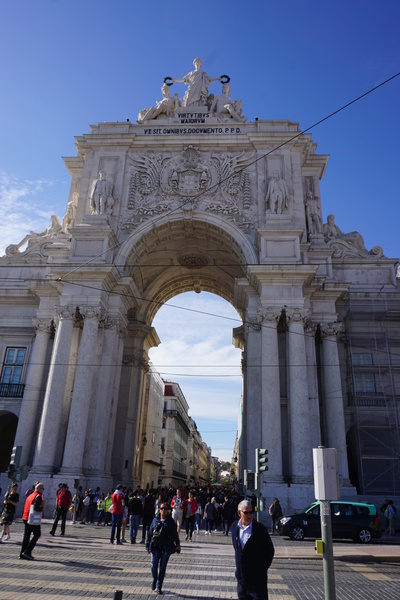 L'arc de triomphe sur la Place du commerce