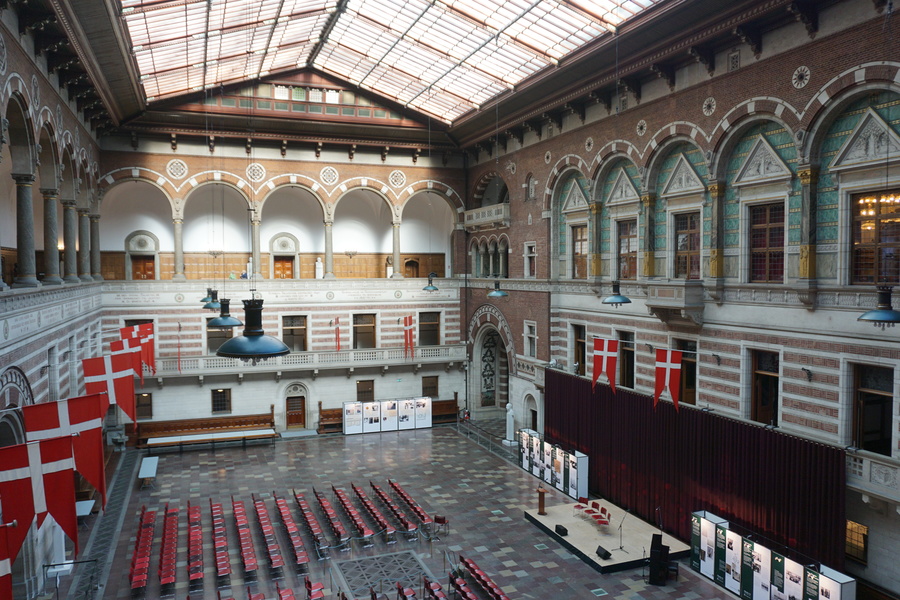 Le grand hall de l'Hôtel de Ville